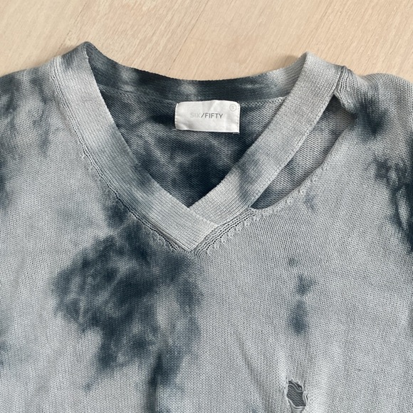 SIX/FIFTY Blue tie-dye knit sweater with lots of rips - Picture 4 of 11